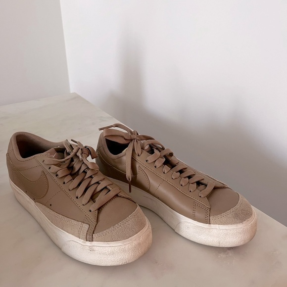 Nike Tan/Carmel Sneakers Size 7 - Picture 1 of 5